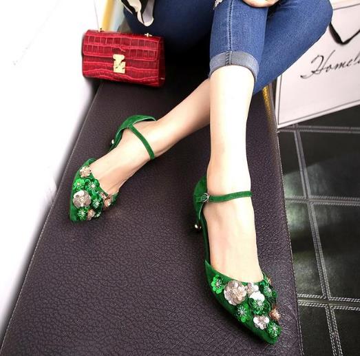 明星同款小花花猫跟凉鞋:彰显优雅从容复古风(图) 明星同款小花花猫跟凉鞋:彰显优雅从容复古风(图)