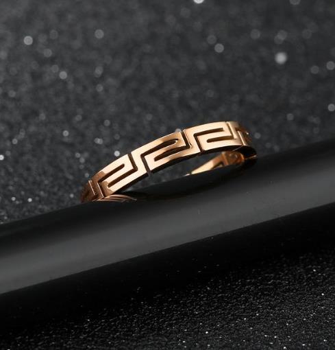 2017新款镂空玫瑰花戒指:时尚气质戒指推荐(图) 2017新款镂空玫瑰花戒指:时尚气质戒指推荐(图)