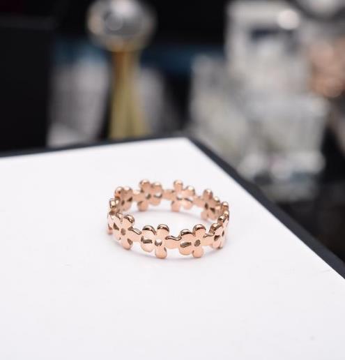 2017新款镂空玫瑰花戒指:时尚气质戒指推荐(图) 2017新款镂空玫瑰花戒指:时尚气质戒指推荐(图)