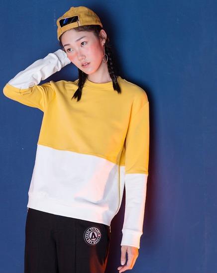 拼接卫衣怎么搭配裤子：5款卫衣青春减龄学院风