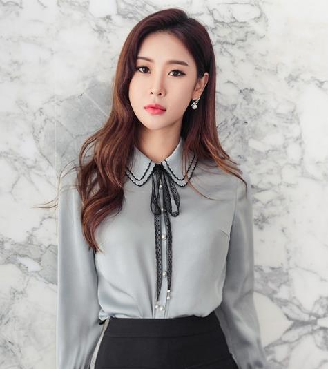 高腰裙搭配蝴蝶结长袖衬衫:优雅从容甜美风(图) 高腰裙搭配蝴蝶结长袖衬衫:优雅从容甜美风(图)