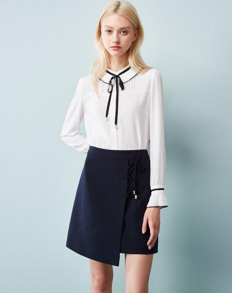 高腰裙搭配蝴蝶结长袖衬衫：优雅从容甜美风（图）