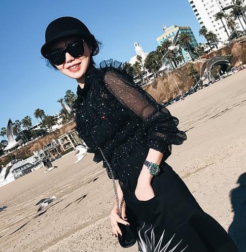 牛仔短裤搭配露肩立领白衬衫：演绎俏皮清甜公主范