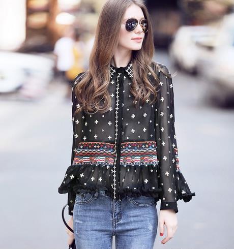 荷叶袖V领碎花衬衫的多种搭配：彰显秋日小清新（图）