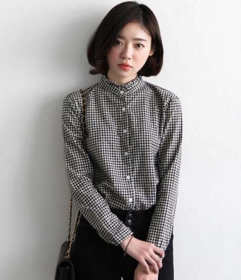 链条包搭配格纹立领宽松衬衫:彰显森系衬衫的时效性(图) 链条包搭配格纹立领宽松衬衫:彰显森系衬衫的时效性(图)