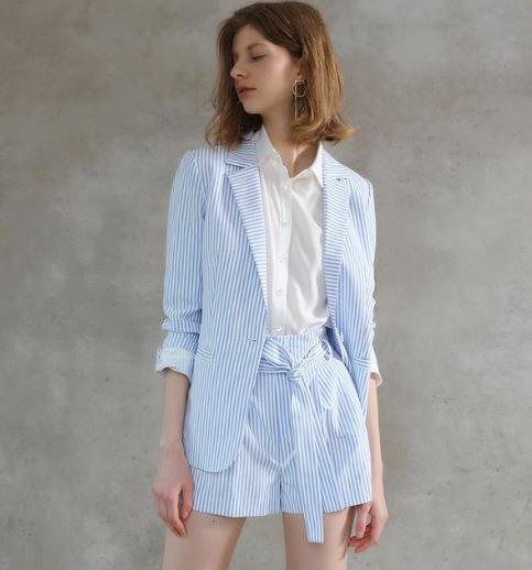 明星同款同款小西服套装:打造时尚百变的女性魅力 明星同款同款小西服套装:打造时尚百变的女性魅力