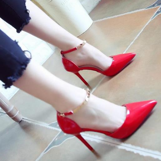 4款一字扣高跟鞋搭配：高跟鞋让魅力大放异彩（图）