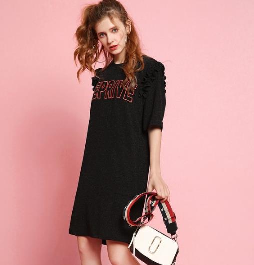 没有蝴蝶结翻领连衣裙如何赢得秋天的喜爱?(图) 没有蝴蝶结翻领连衣裙如何赢得秋天的喜爱?(图)