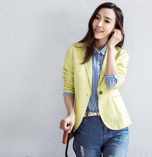 牛仔裤搭配不规则收腰小西服：打造性感帅气的你