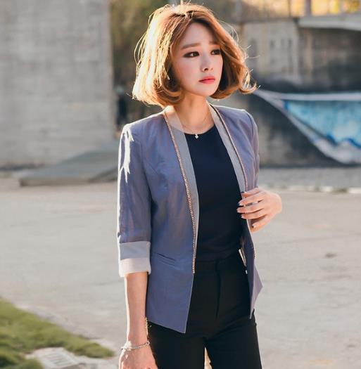 牛仔裤搭配不规则收腰小西服：打造性感帅气的你