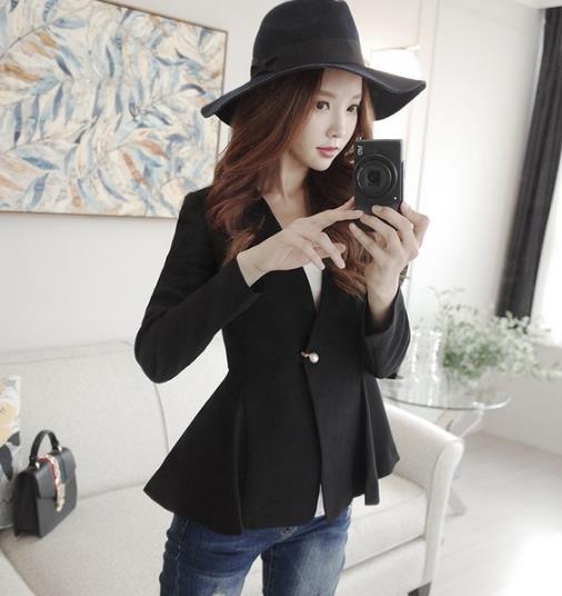 牛仔裤搭配不规则收腰小西服：打造性感帅气的你