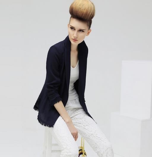 牛仔裤搭配不规则收腰小西服：打造性感帅气的你