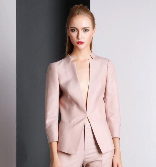 牛仔裤搭配不规则收腰小西服：打造性感帅气的你