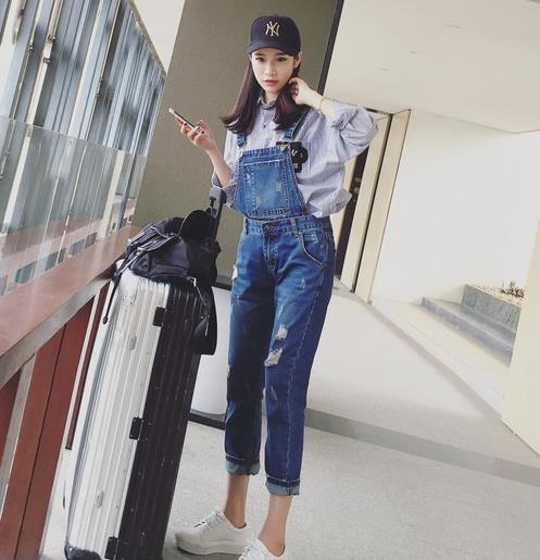 穿上破洞卷边牛仔背带裤：打造秋日满分的活力（图)