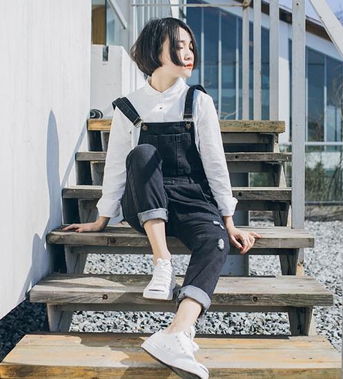 穿上破洞卷边牛仔背带裤：打造秋日满分的活力（图)