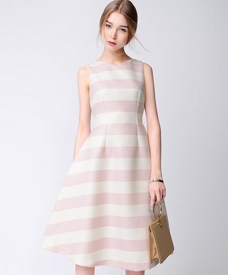 大衣里面穿蕾丝鱼尾连衣裙：美丽与温暖兼得（图）