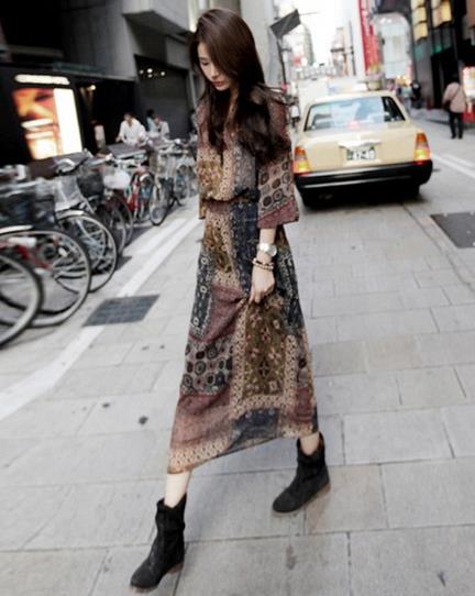 大衣里面穿蕾丝鱼尾连衣裙：美丽与温暖兼得（图）