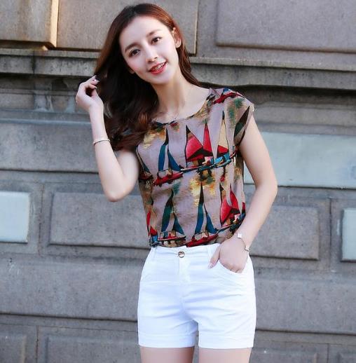 短裙搭配露肩雪纺衫印花上衣：彰显乖巧甜美风（图）