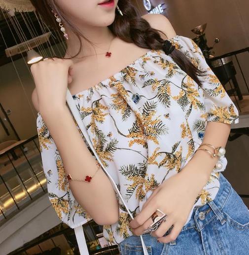 短裙搭配露肩雪纺衫印花上衣：彰显乖巧甜美风（图）