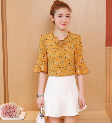 短裙搭配露肩雪纺衫印花上衣：彰显乖巧甜美风（图）