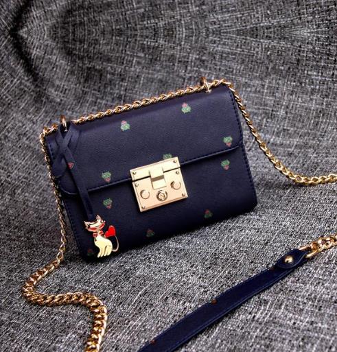 最值得收入囊中的5款链条刺绣单肩包：简约复古风