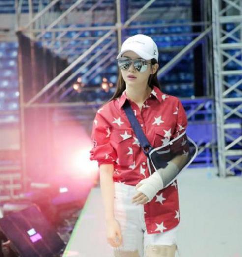 明星同款浅蓝色条纹衬衫搭配:时尚衬衫潮出新高度 明星同款浅蓝色条纹衬衫搭配:时尚衬衫潮出新高度