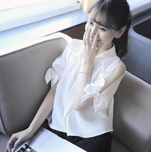 明星同款浅蓝色条纹衬衫搭配：时尚衬衫潮出新高度