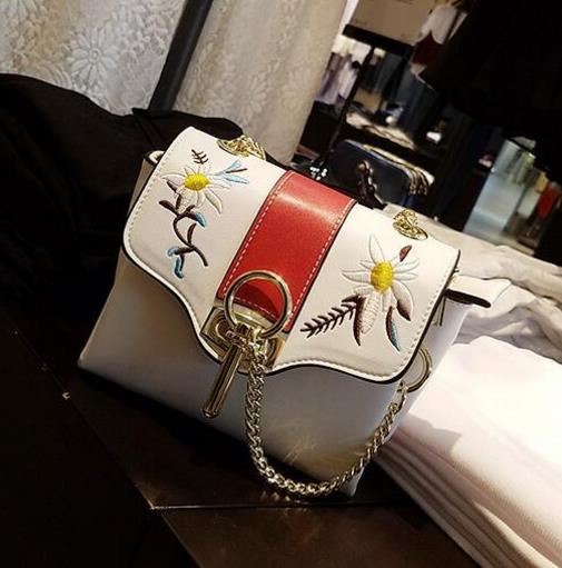 明星同款时尚百搭单肩包搭配:单肩包简约而不简单 明星同款时尚百搭单肩包搭配:单肩包简约而不简单