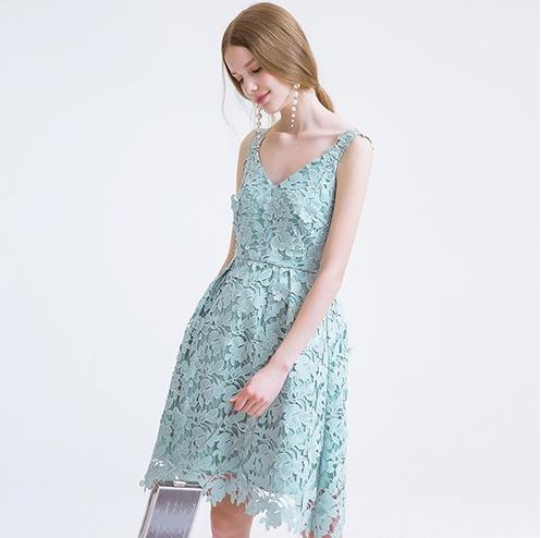 小胸MM的福利：搭配圆领无袖直筒裙就对啦（图）