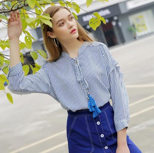 牛仔裙搭配木耳边流苏条纹衬衫:尽显青春率性(图) 牛仔裙搭配木耳边流苏条纹衬衫:尽显青春率性(图)