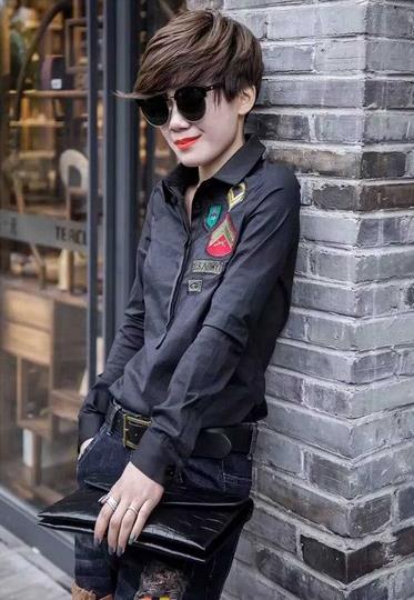 牛仔裙搭配木耳边流苏条纹衬衫:尽显青春率性(图) 牛仔裙搭配木耳边流苏条纹衬衫:尽显青春率性(图)