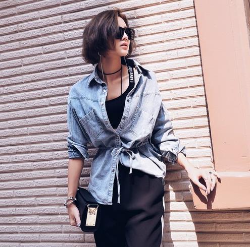 牛仔裙搭配木耳边流苏条纹衬衫:尽显青春率性(图) 牛仔裙搭配木耳边流苏条纹衬衫:尽显青春率性(图)