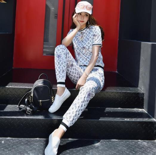 V领时尚碎花雪纺套装搭配：性感碎花雪纺套装推荐