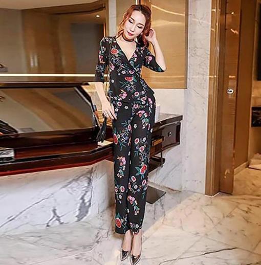 V领时尚碎花雪纺套装搭配：性感碎花雪纺套装推荐