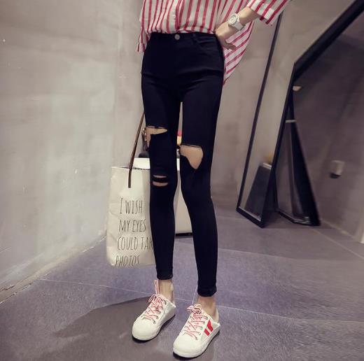 高腰黑色紧身裤现在这么穿才时髦：显瘦紧身裤推荐