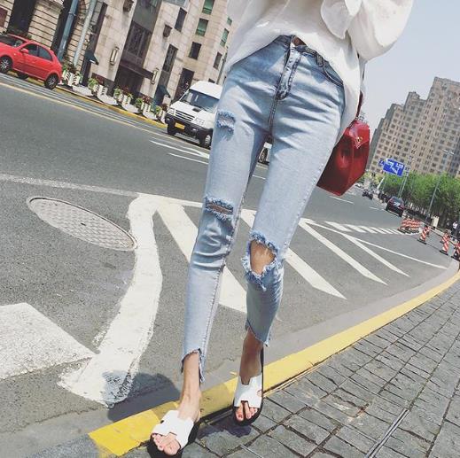 高腰黑色紧身裤现在这么穿才时髦：显瘦紧身裤推荐