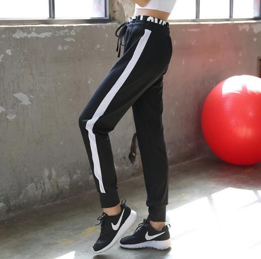 高腰宽松阔腿牛仔裤搭配：阔腿牛仔裤才是最流行的