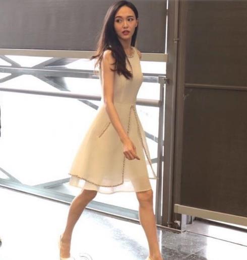 明星同款白色网格连衣裙搭配：时尚连衣裙演绎经典（图）