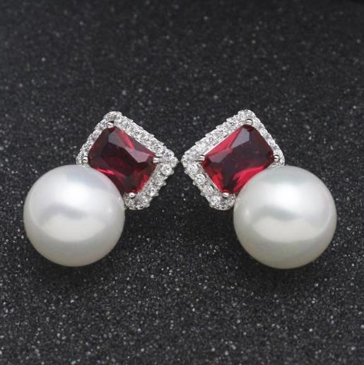 珍珠耳钉怎么搭配：珍珠耳钉彰显低调奢华（图）