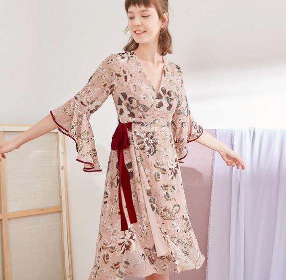 看时尚新宠喇叭袖衬衫搭配：5款喇叭袖衬衫推荐（图）