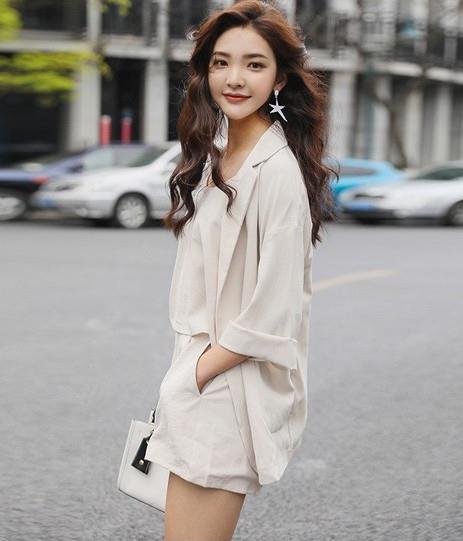 高跟凉鞋搭配镂空蕾丝吊带裙套装：彰显女性知性气质