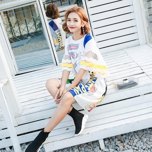 5款中长宽松印花T恤搭配：小清新T恤打造时尚风情