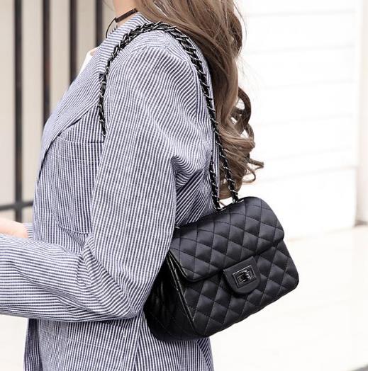 新款菱格斜挎链条包搭配：女士斜挎链条包分享（图）