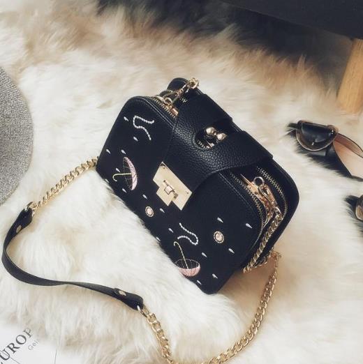 新款菱格斜挎链条包搭配：女士斜挎链条包分享（图）