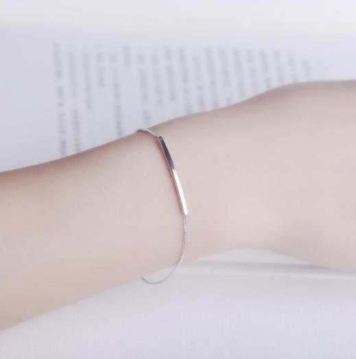 板鞋搭配卫衣包臀裙两件套：青春活力运动范（图）