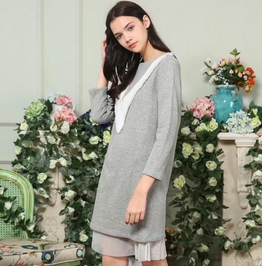 小皮鞋搭配条纹翻领连衣裙:彰显街拍潮流范(图) 小皮鞋搭配条纹翻领连衣裙:彰显街拍潮流范(图)