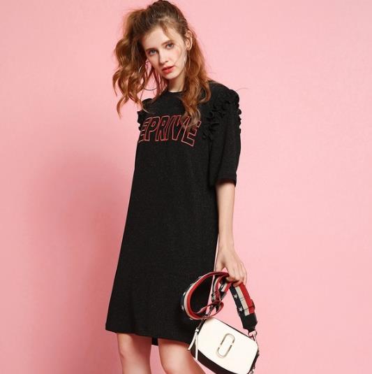 小皮鞋搭配条纹翻领连衣裙:彰显街拍潮流范(图) 小皮鞋搭配条纹翻领连衣裙:彰显街拍潮流范(图)