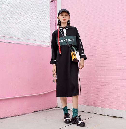 小皮鞋搭配条纹翻领连衣裙:彰显街拍潮流范(图) 小皮鞋搭配条纹翻领连衣裙:彰显街拍潮流范(图)