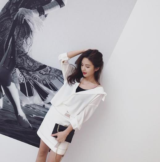 手拿包搭配黑白格一字肩短衬衫：优雅性感女神范（图）