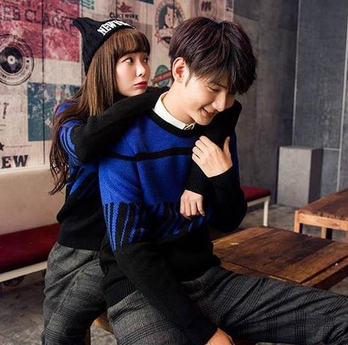 简约修身圆领情侣毛衣怎么搭配下装：时尚百搭休闲范